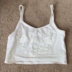 Flower accenting cropped tank top